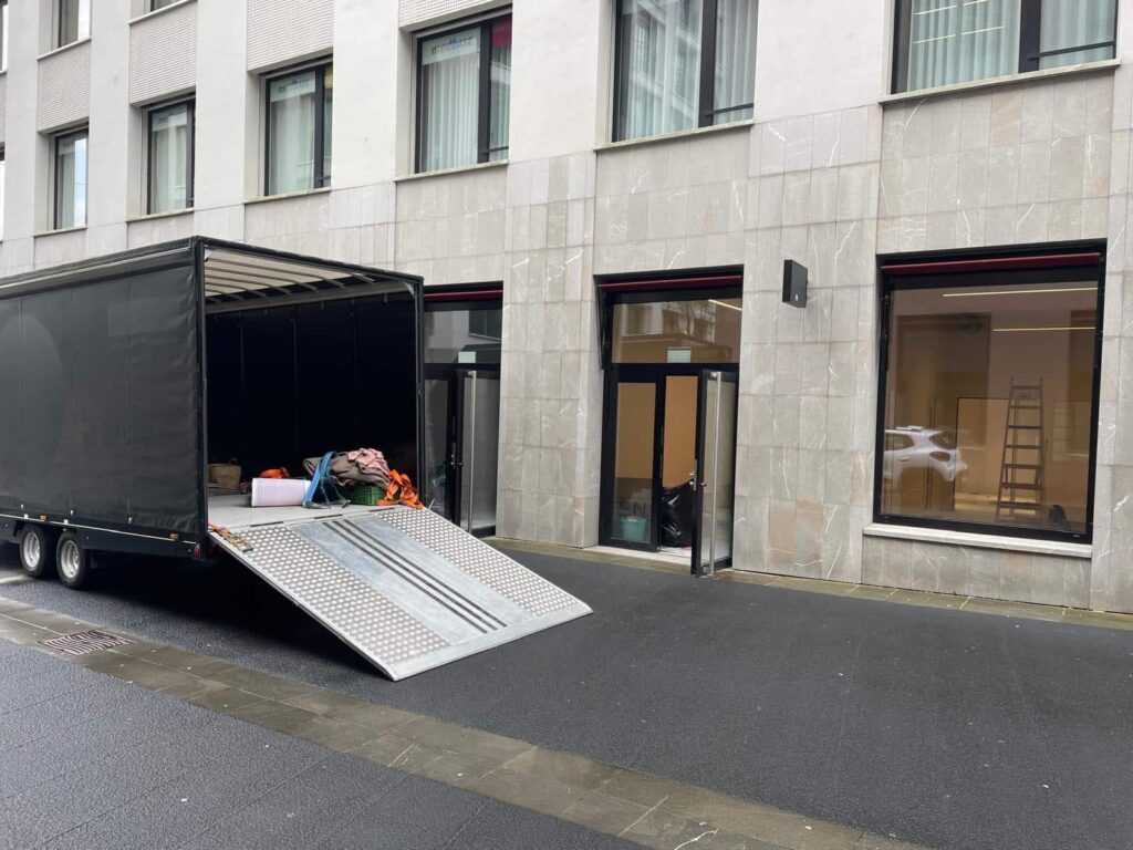 Lastwagen mit Einrichtungsgegenständen steht vor der neuen kiana Kita in Kriens